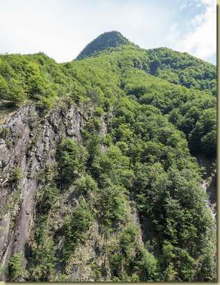 in alto, il Sasso Miscioi...