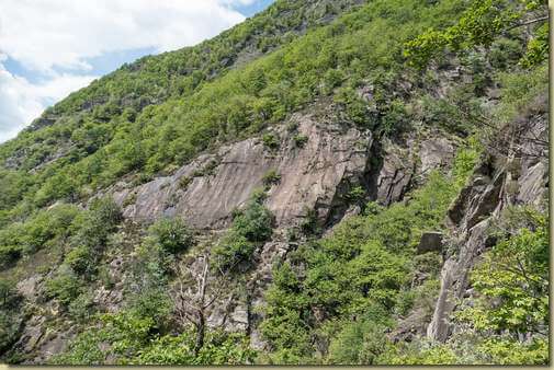 il sentiero traversa alla base del tratto liscio della parete...