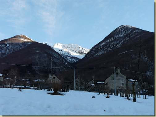 Verigo, in alto da sinistra, la dorsale dell'Alpe Roi, il Togano e la dorsale dell'Alpe Noccola 