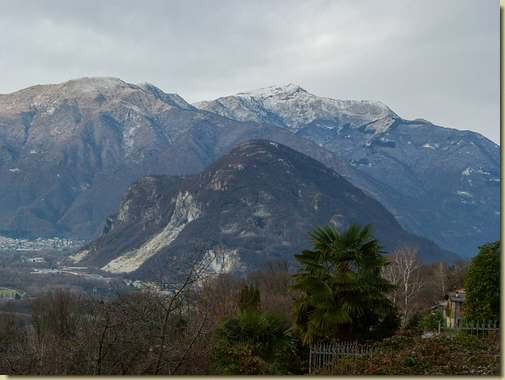 al centro il Montorfano...