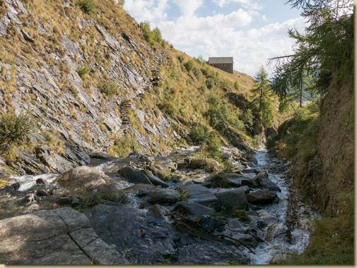 il sentiero traversa il rio...