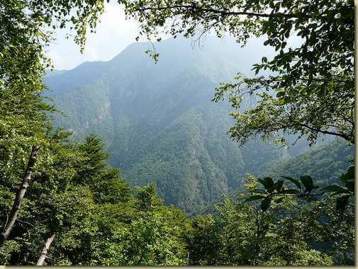 al centro la dorsale di Montusa 