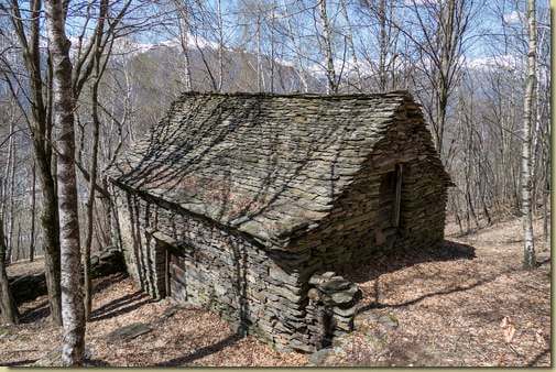 una delle numerose baite di Marzone...