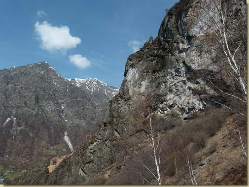 sullo sfondo, la Rossola...