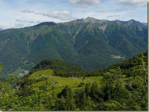 l'Alpe Campra e la Scheggia sullo sfondo