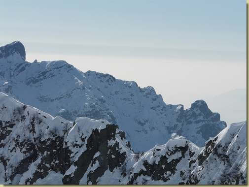 la cresta ovest del Pedum (in primo piano la Costa Nera) [teleobiettivo] 
