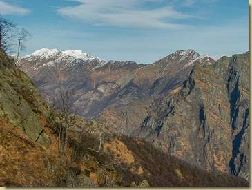 in basso, i prati di Rodugno...