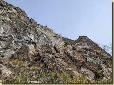 in alto, la zona di distacco della roccia caduta sul sentiero...