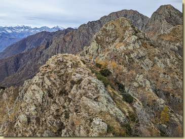 in primo piano, la seconda cima delle Tre Croci e la cresta che prosegue verso il Lesino; sullo sfondo il Proman...