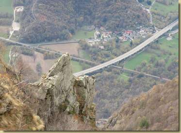 lama di roccia che si protende nel vuoto...