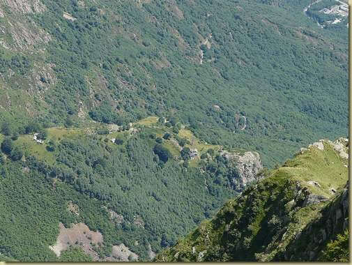 al centro I Curt, a destra i prati di Vallard [teleobiettivo] 