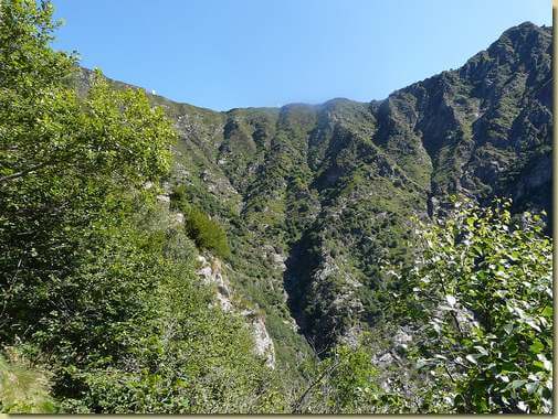 in alto la cresta sud del Pizzo delle Pecore 