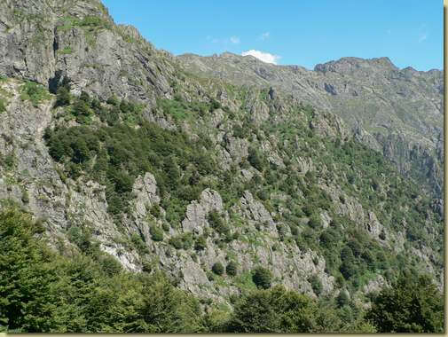il traverso verso i prati di Ghina sul versante est della Cima Sasso