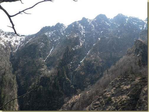 in alto i contrafforti della Corona di Ghina
