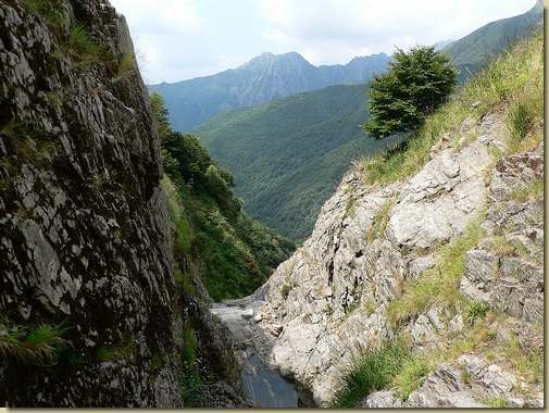 nel canale che scende dalla Piota, sullo sfondo la Cima Sasso