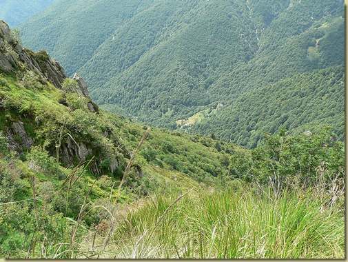 scendendo verso il valico a 1620 m. - sul fondo Pian di Boit