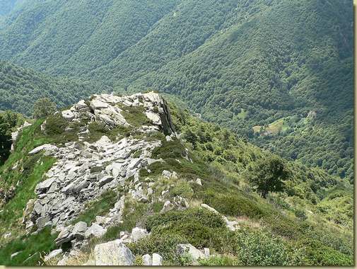 sulla costa del Fatig&ograve;s... - in basso Pian di Boit
