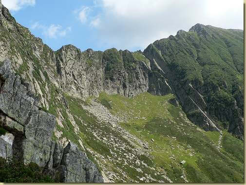 il fornale dell'Alpe Teccia e la cresta nord del Monte Zeda
