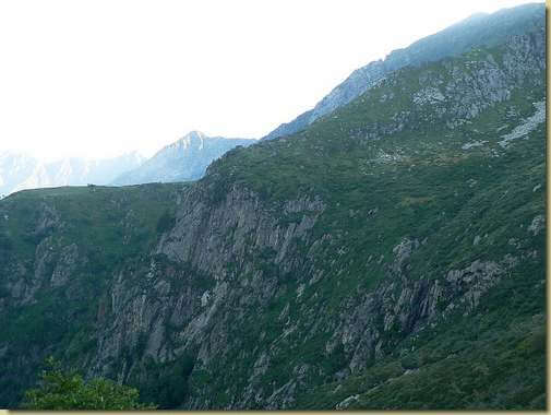 quota 1554 m. (a sinistra) e il passaggio al fornale della Marona