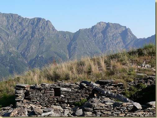all'Alpe Corte Gemello - sullo sfondo la Bocchetta di Terza e il Torrione