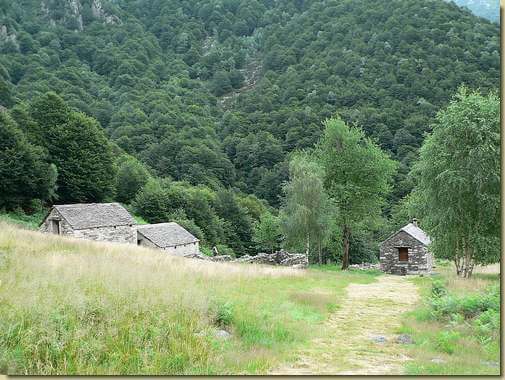 a Pian di Boit, a destra il Bivacco