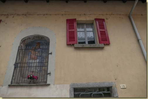 nicchia con affresco a Flecc...