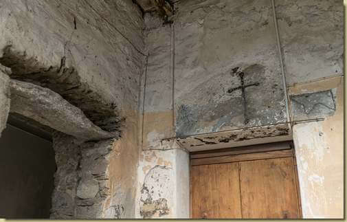 l'architrave con le Croci e l'incudine...