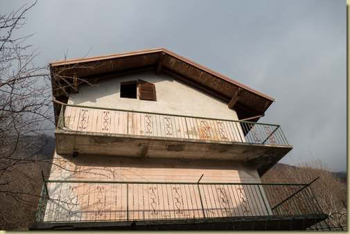casa con finestra...