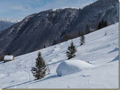 in alto, la dorsale dell'Alpe Noccola...