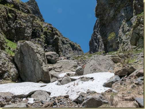 risalendo il canalone centrale...