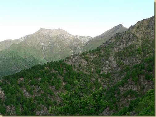 al centro la Costa Mazza - sullo sfondo il Togano 
