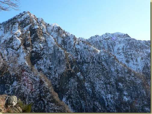 il versante del Rio di Prata - in basso a destra la zona dell'Alpe Taccarello 