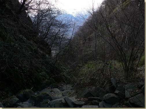 il canale del Rio di Cuzzego - sul sentiero verso Pernetti... 
