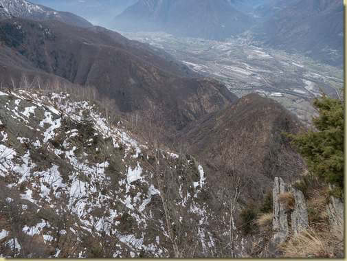 il percorso di discesa, a destra la quota 1164 m.