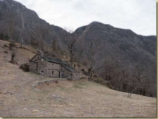 Pra La Varda, a destra la quota 1164 m. e il dosso di Cruppo Lepre...