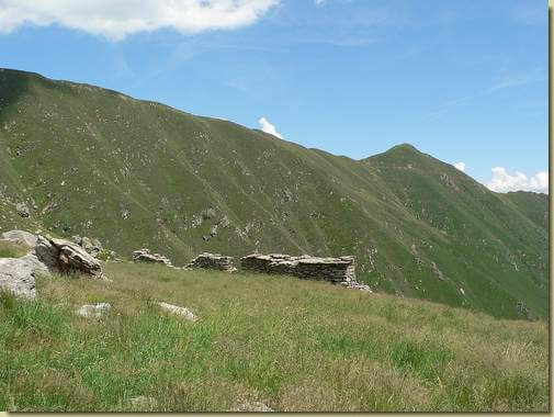 Corte Laveggio - in alto il Pian Vadà e il Monte Vadà