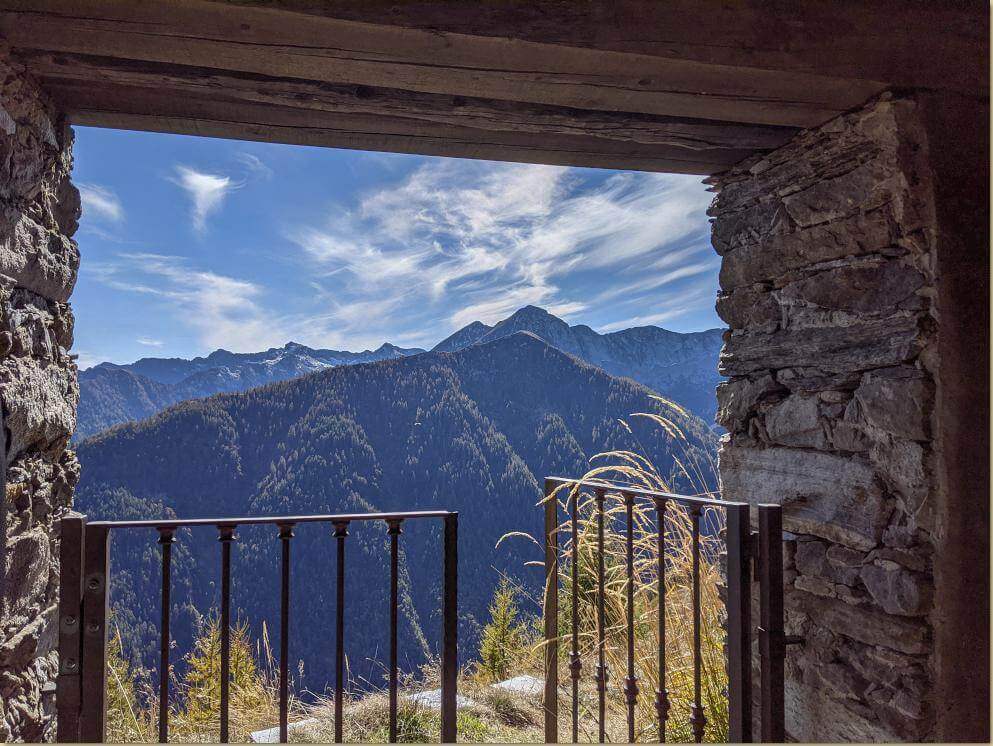 vista dalla "porta" della Cappella di Larecchio...