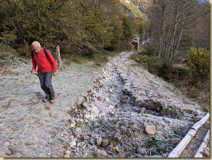 l'acqua ha eroso la stradina...