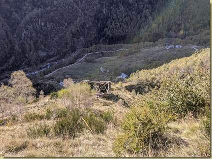 in basso, il rudere inferiore di Corte al Sasso...