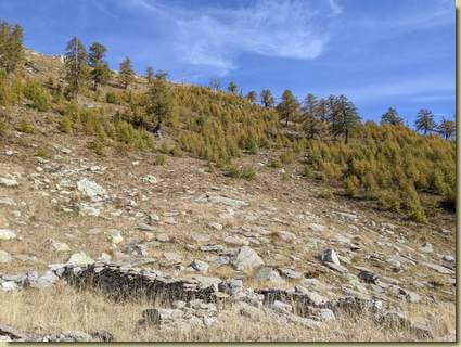 i ruderi superiori e il versante che sale alla cima la Porcella...