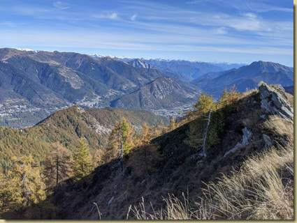 in basso sulla sinistra la selletta dell'Alpe Cima, il Piodone, e la boscosa Costa di Fracchia...