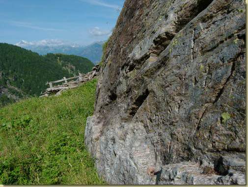 la parete con le incisioni...