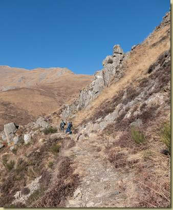 passando sotto al Sass di Volt...