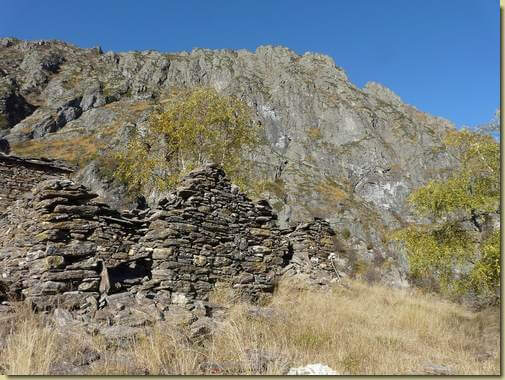 all'Alpe Cavrua, in alto il versante sud-est della Cima Sasso  