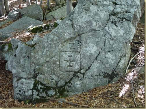 incisioni all'inizio del sentiero per l'Alpe Nancino 