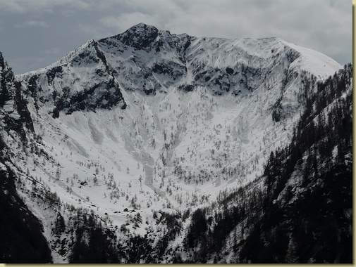 il fornale dell'Alpe Ogliana alla fine dell'inverno 2007/2008 in condizioni di scarso innevamento [teleobiettivo]...