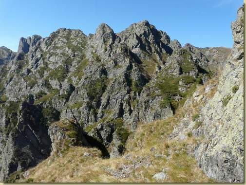 all'inizio del percorso delle Strette, a sinistra il Pedum   