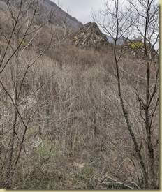 il sentiero da Giavinello traversa a monte dello spuntone che si vede in alto...