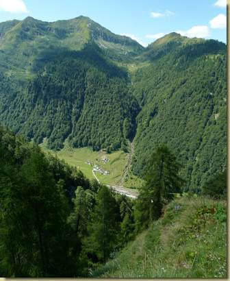 a sinistra, la piccola Val Russa...