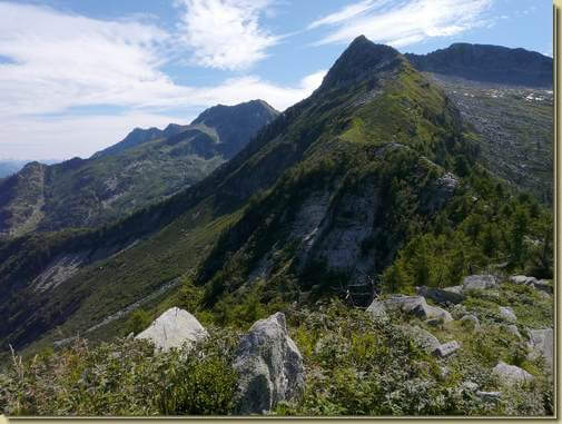 sulla sinistra, il Togano 